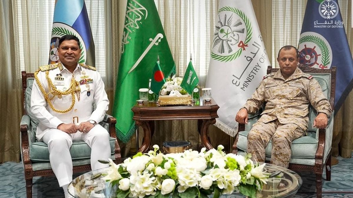رئيس أركان القوات البحرية يناقش التعاون مع نظيره البنغلاديشي بالرياض