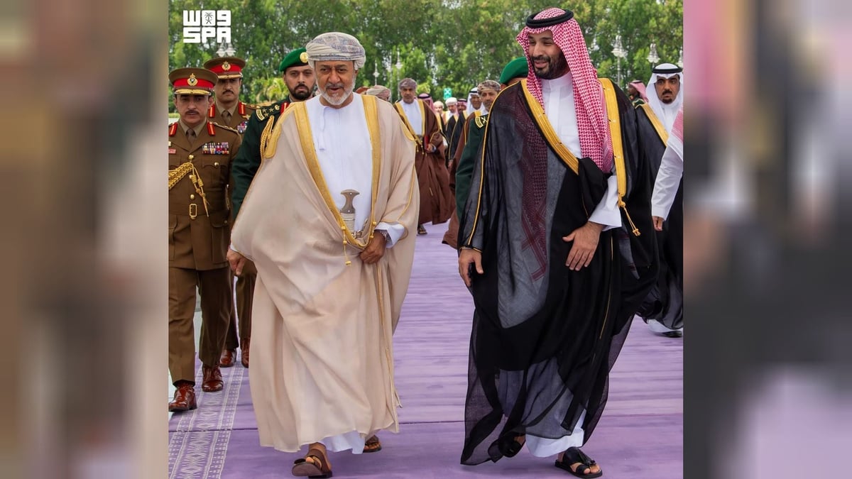 سلطان عمان يصل جدة وولي العهد في استقباله