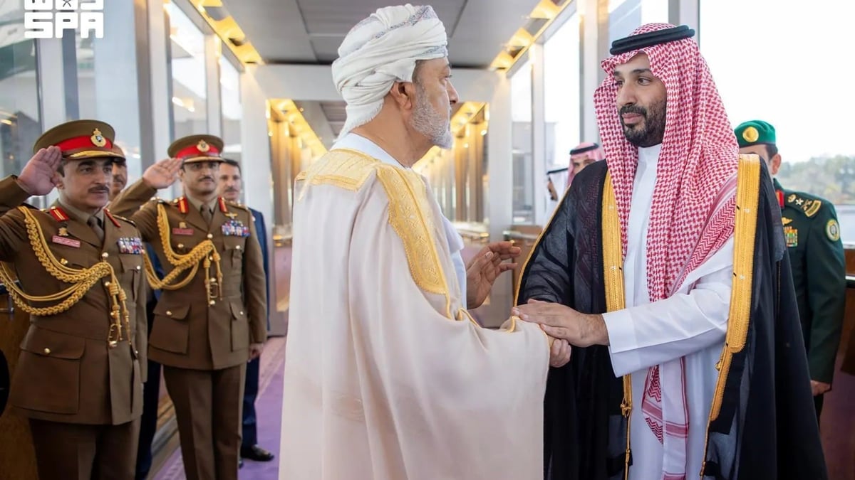 سلطان عُمان يغادر جدة وولي العهد في وداعه