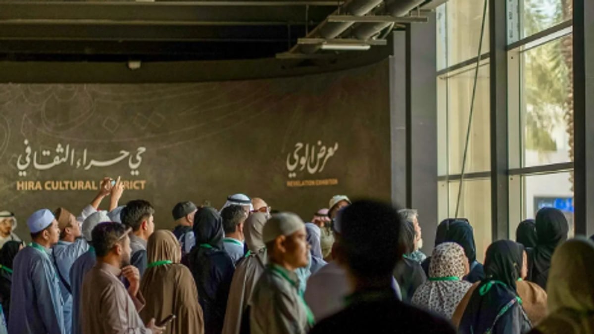 ضيوف برنامج خادم الحرمين يزورون مجمع كسوة الكعبة ومعرض الوحي