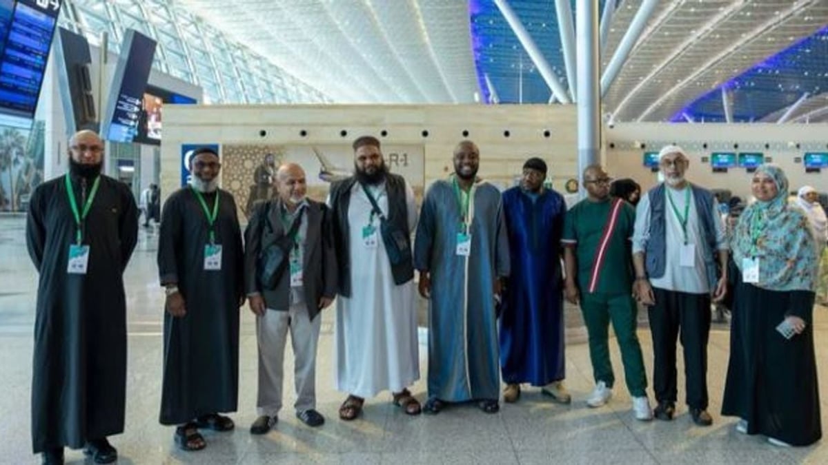 ضيوف خادم الحرمين يغادرون مكة بعد أداء العمرة