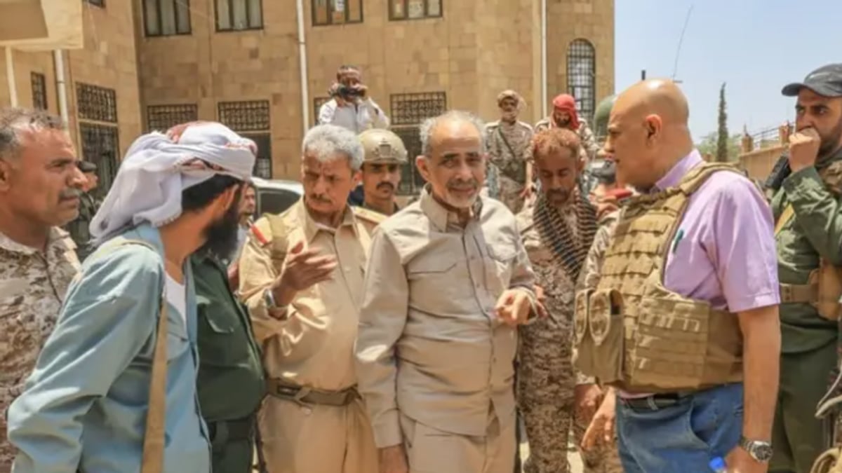 عضو القيادة الرئاسية اليمنية يتواجد في جبهات جبل حبشي والكدحة بتعز