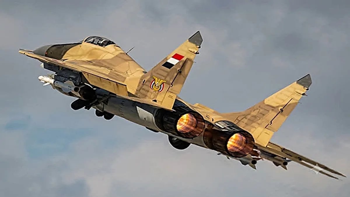 غارات جوية تستهدف تعزيزات حوثية تضم 21 آلية غرب تعز
