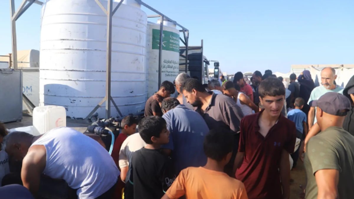 مركز الملك سلمان يوزع 500 ألف لتر مياه في غزة