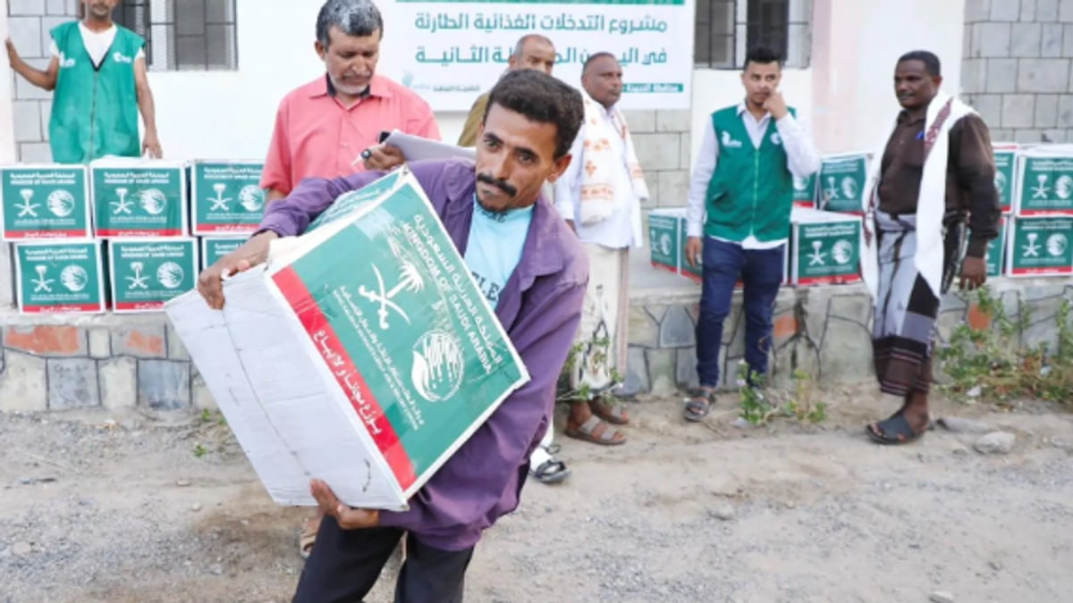 مركز الملك سلمان يوزع سلال غذائية في حيس بالحديدة