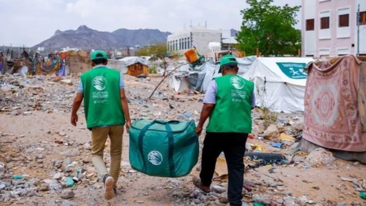 مركز الملك سلمان يوزع مساعدات إيوائية في شبوة اليمنية