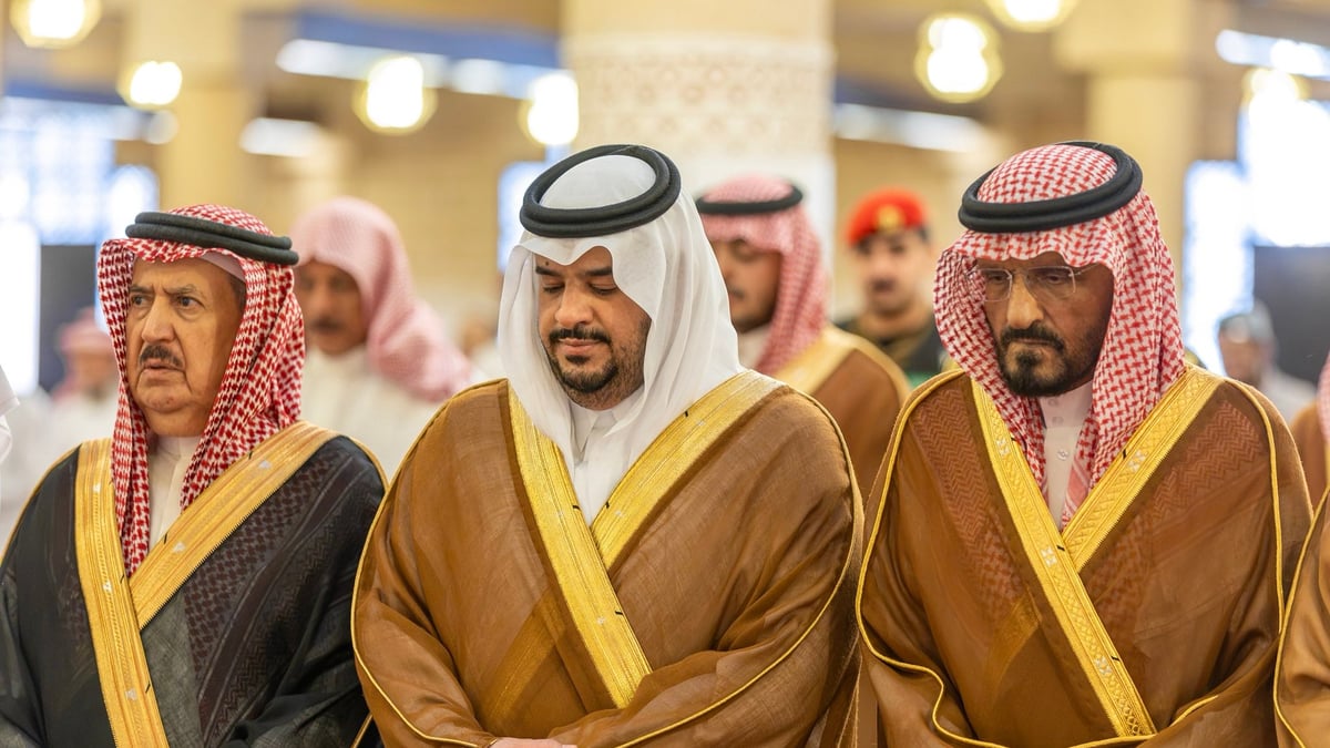 نائب أمير الرياض يشارك في صلاة جنازة الأمير عبدالعزيز بن سعود بن ناصر