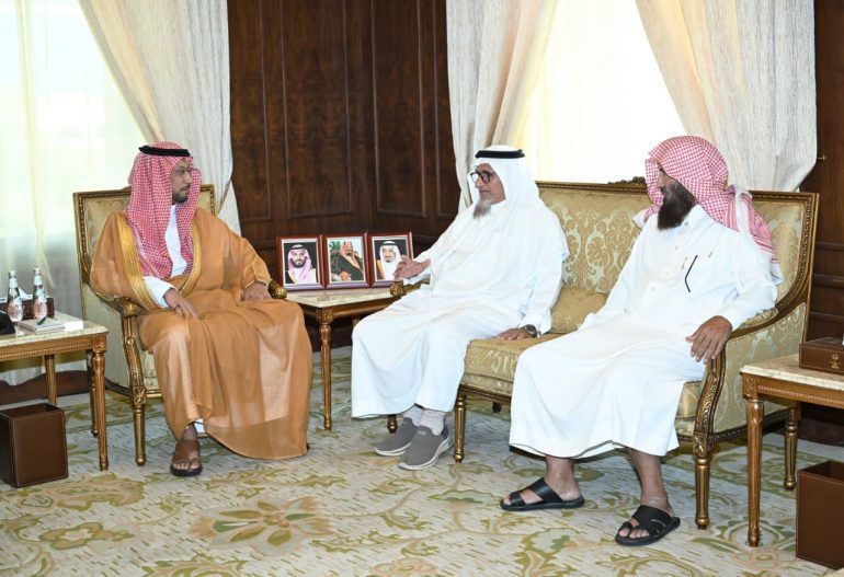 نائب أمير عسير يكرم الفائز بمسابقة الملك محمد السادس لحفظ القرآن