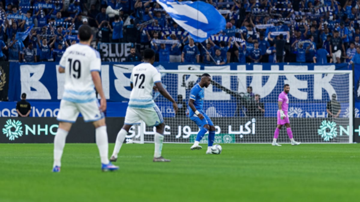 نيوم يتفوق على الهلال بثنائية في الشوط الأول لدوري روشن
