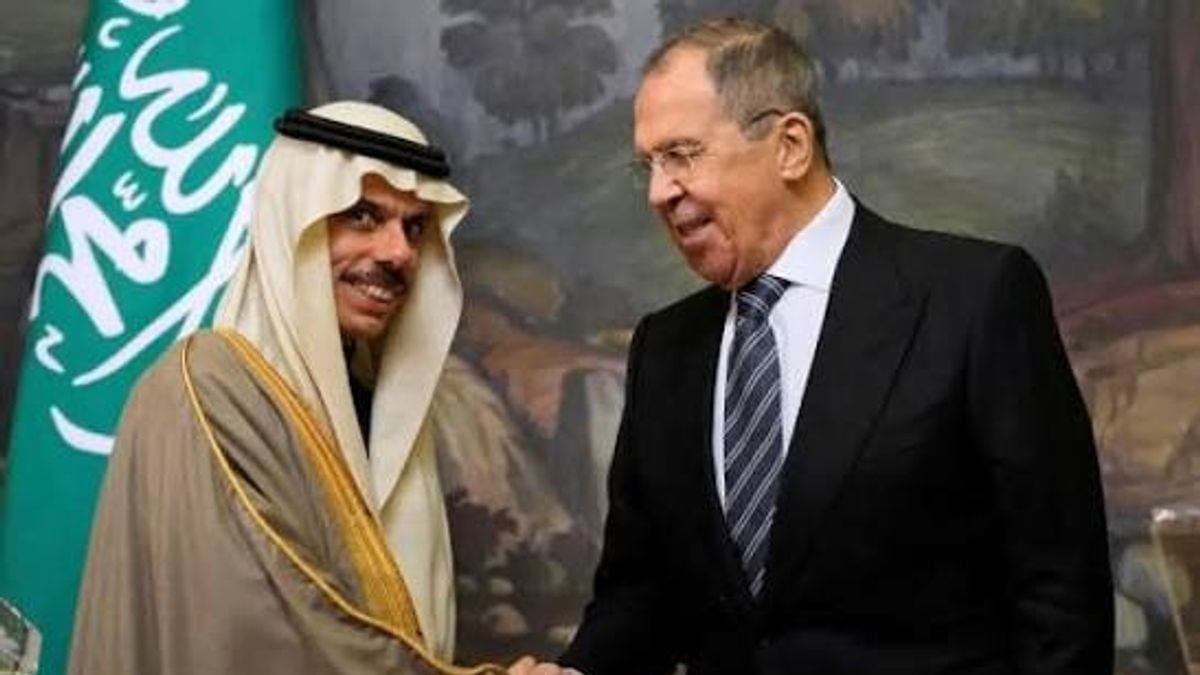 وزير الخارجية الروسي يؤكد لبن فرحان استعداد بلاده للمساعدة في تسوية الوضع بالشرق الأوسط