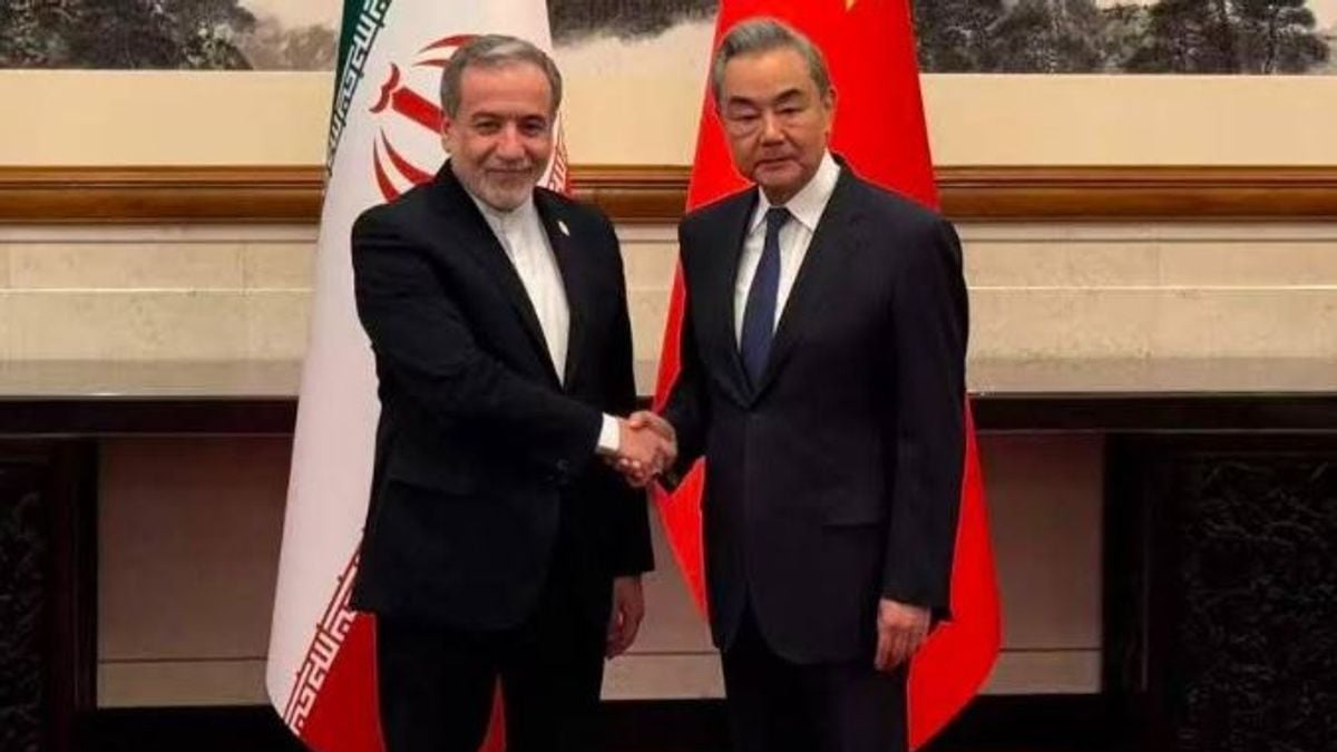 وزير الخارجية الصيني يدعو إيران وأمريكا لضبط النفس وإعادة فتح مضيق هرمز