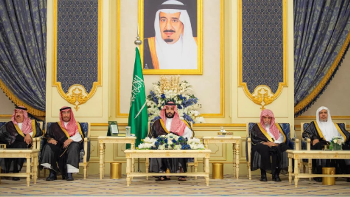 ولي العهد يستقبل الأمراء والعلماء والمواطنين في لقاء رسمي