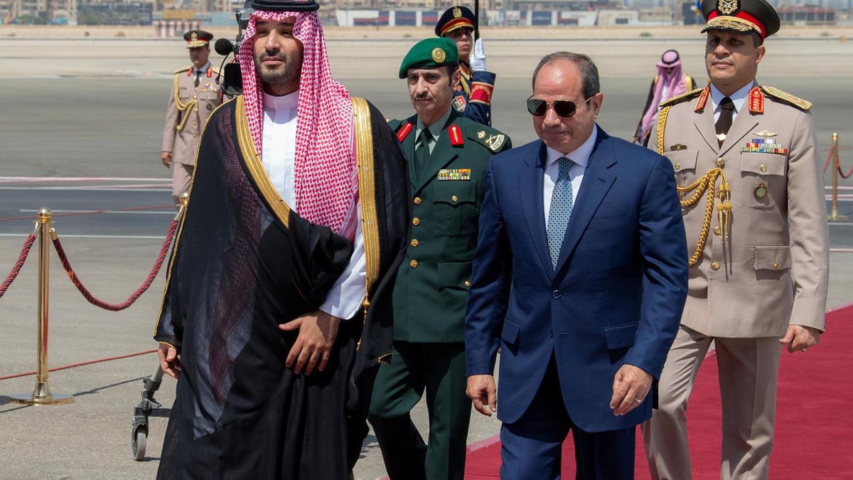 ولي العهد يصل القاهرة في زيارة عمل ويستقبله الرئيس المصري