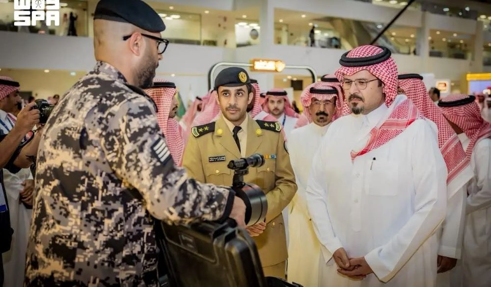 أمير المدينة المنورة يتفقد جناح الداخلية في معرض الصقور والصيد 2026