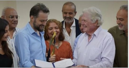 حسين فهمي يكرم صناع فيلم «القصص» بجائزة مهرجان طريق الحرير السينمائي